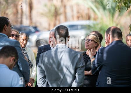 Mezguita, Marocco. 14 ottobre 2023. Il Ministro per la cooperazione allo sviluppo e la politica metropolitana Caroline Gennez (2R) è raffigurato durante una visita al giardino di palme Palmeraie Mezguita, parte di una visita di lavoro del Ministro dello sviluppo in Marocco, sabato 14 ottobre 2023. BELGA PHOTO JONAS ROOSENS Credit: Belga News Agency/Alamy Live News Foto Stock