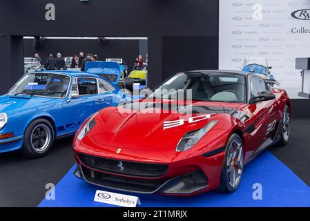 Parigi, Francia - RM Sotheby's Paris 2019. Concentrati su una Ferrari SP30 rossa del 2011. Foto Stock