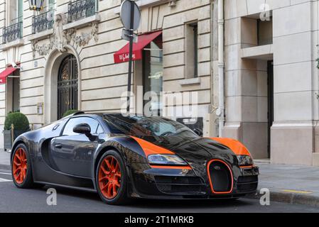 Parigi, Francia - Bugatti Veyron 16,4 Grand Sport Vitesse WRC arancione e nero parcheggiata in una strada parigina. Foto Stock