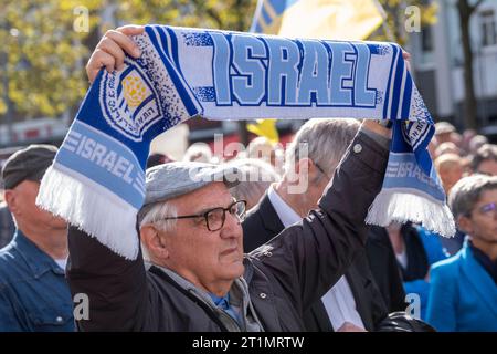 AM 14.10.2023 fanden auf dem Kölner Heumarkt sowohl eine Solidaritätsdemonstration für Israel wie eine zweite Kundgebung von Palästinensern gegen die Foto Stock