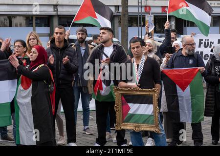 Una manifestazione di solidarietà per Israele e una seconda manifestazione dei palestinesi contro i bombardamenti di Gaza si sono svolti sull'Heumarkt di Colonia Foto Stock