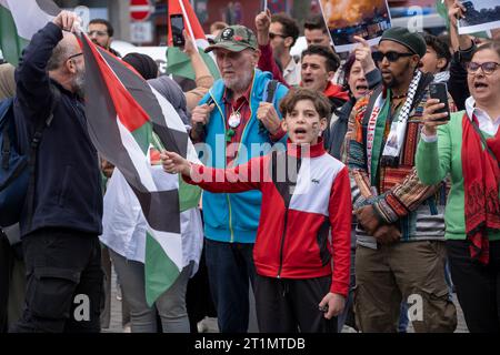 Una manifestazione di solidarietà per Israele e una seconda manifestazione dei palestinesi contro i bombardamenti di Gaza si sono svolti sull'Heumarkt di Colonia Foto Stock