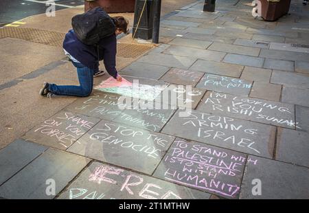 Londra, Inghilterra, Regno Unito. 14 ottobre 2023. I manifestanti dipingono la bandiera palestinese con gesso in strada durante la protesta pro-Palestina a Londra .(Credit Image: © Horst Friedrichs ) Credit: horst friedrichs/Alamy Live News Foto Stock