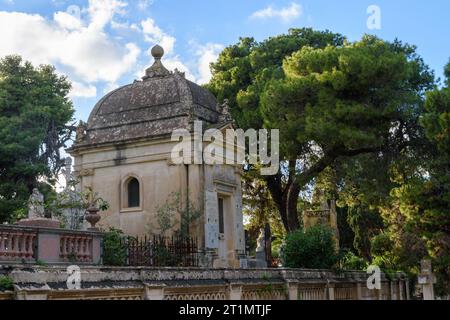 Paola, Malta - 6 dicembre 2018: Un mausoleo presso il Cimitero di Santa Maria Addolorata noto anche come Cimitero di Addolorata. Foto Stock