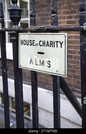 Housef Charity Alms Donation slot Chute presso la House of St Barnabas Soho Londra Inghilterra Regno Unito Foto Stock