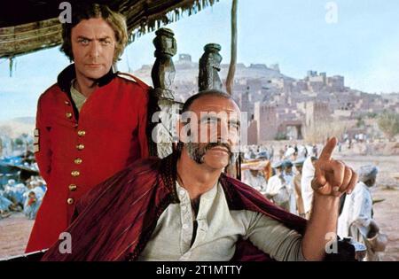 1Il film MAN WHO WOULD BE KING 1975 Columbia Pictures con Michael Caine a sinistra e Sean Connery Foto Stock