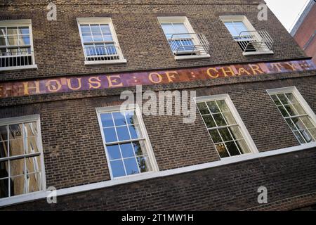 House of Charity Sign on the House of St Barnabas Soho Londra Inghilterra Regno Unito Foto Stock