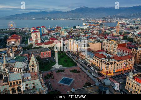 Piazza Europa serale, Batumi, Georgia, vista aerea con droni. Foto Stock