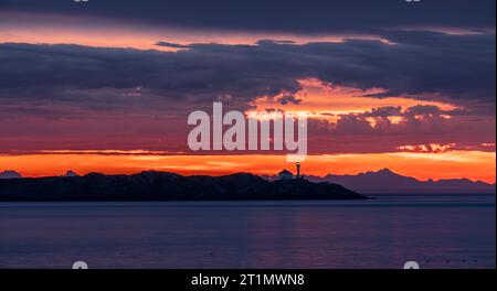 Il faro di Trial Islands sullo stretto di Juan de Fuca visto all'alba da Clover Point a Victoria, British Columbia, Canada. Foto Stock