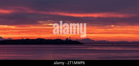 Il faro di Trial Islands sullo stretto di Juan de Fuca visto all'alba da Clover Point a Victoria, British Columbia, Canada. Foto Stock