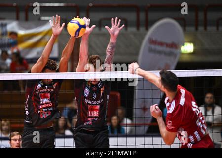 Jesi, Italia. 14 ottobre 2023. Blocco centrale del Lube Civitanova in semifinale - cucine Lube Civitanova vs Olympiakos Pireo, Volleyball test match a Jesi, Italia, 14 ottobre 2023 crediti: Agenzia fotografica indipendente/Alamy Live News Foto Stock