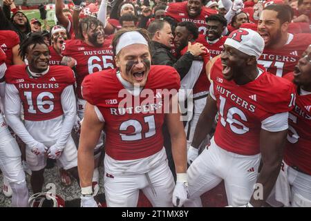 Piscataway, New Jersey, USA. 14 ottobre 2023. I Rutgers celebrano la loro vittoria dopo la partita di football NCAA tra i Michigan State Spartans e i Rutgers Scarlet Knights allo SHI Stadium di Piscataway, NJ Mike Langish/CSM/Alamy Live News Foto Stock