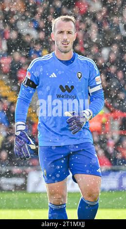 Wrexham, Regno Unito. 14 ottobre 2023. Alex Cairns 1# del Salford City Football Club, durante la partita di Sky Bet League 2 Wrexham vs Salford City a Stok CAE Ras, Wrexham, Regno Unito, 14 ottobre 2023 (foto di Cody Froggatt/News Images) a Wrexham, Regno Unito il 14 ottobre 2023. (Foto di Cody Froggatt/News Images/Sipa USA) credito: SIPA USA/Alamy Live News Foto Stock