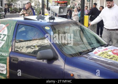 Piers Corbyn guida la sua auto anti ULEZ su Regents St/St James's verso Piccadilly Circus solo per essere deviato a causa della protesta pro Palestina 09.10.23. Foto Stock