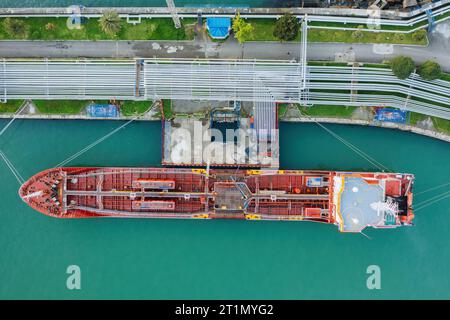 Nave cisterna con produzione di GPL o di sostanze chimiche. Processo di carico della cisterna, vista aerea drone. Foto Stock