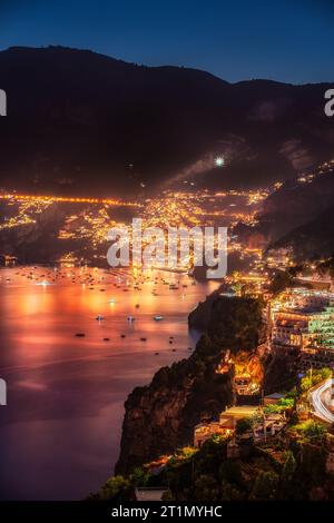 Vista notturna di Positano e della costiera amalfitana da Praiano, Campania, Italia Foto Stock