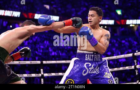 Slim (sinistra) in azione contro Salt Papi durante il loro incontro di pesi medi durante l'evento MF e DAZN: X Series all'AO Arena di Manchester. Data immagine: Sabato 14 ottobre 2023. Foto Stock