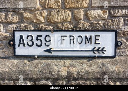 Indicazione stradale Period Frome, Quaperlake Street, Bruton , Somerset, Inghilterra, Regno Unito Foto Stock