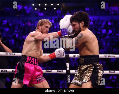 Logan Paul (sinistra) in azione contro Dillon Danis durante l'evento MF e DAZN: X Series all'AO Arena di Manchester. Data immagine: Sabato 14 ottobre 2023. Foto Stock