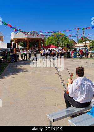 Mesilla, NEW Mexico USA — 6 maggio 2023: Esibizione musicale Mariachi al Cinco de Mayo per festeggiare il fine settimana nella piazza della città Foto Stock