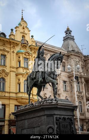 La statua di Ban Jelacic è al centro della piazza Jelacic, Zagabria, Croazia. Foto Stock