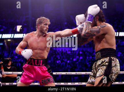 Logan Paul (sinistra) in azione contro Dillon Danis durante l'evento MF e DAZN: X Series all'AO Arena di Manchester. Data immagine: Sabato 14 ottobre 2023. Foto Stock