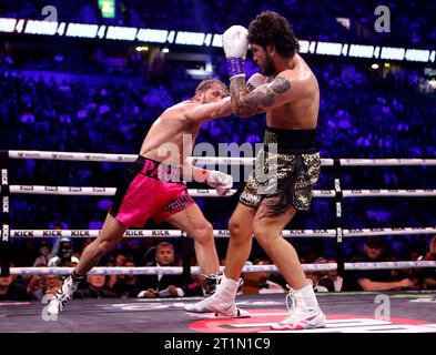 Logan Paul (sinistra) in azione contro Dillon Danis durante l'evento MF e DAZN: X Series all'AO Arena di Manchester. Data immagine: Sabato 14 ottobre 2023. Foto Stock