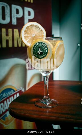 Un bicchiere di gin tradizionale e rinfrescante con limone siciliano venduto nel mercato municipale di São Paolo, Brasile. Foto Stock