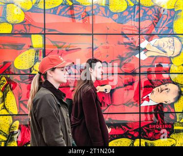 Londra, Regno Unito. 14 ottobre 2023. Visitatori con "Shoeing" di Gilbert & George, 2022, presso lo spazio White Cube Gallery. Frieze London, una delle fiere d'arte contemporanea più influenti, continua ad attrarre visitatori e acquirenti d'arte. L'edizione 2023 segna il 20° anniversario di Frieze London. Si svolge il 11-15 ottobre 2023 nel Regent's Park. Crediti: Imageplotter/Alamy Live News Foto Stock