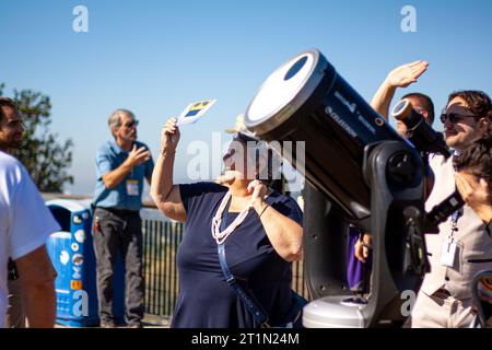 Guardando l'eclissi solare all'Osservatorio Griffith Foto Stock