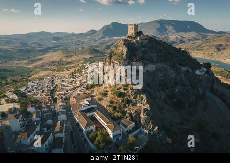 Vista aerea di Zahara de la Sierra, un antico villaggio sulla montagna con un antico castello a Cadice, in Spagna Foto Stock