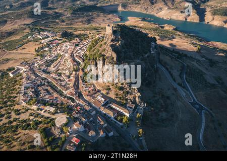 Vista aerea di Zahara de la Sierra, un antico villaggio sulla montagna con un antico castello a Cadice, in Spagna Foto Stock