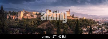Vista panoramica dell'Alhambra al tramonto a Granada, Spagna Foto Stock