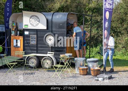 Parcheggio Hound Tor Dartmoor, persone che acquistano cibo e caffè dal food cart convertito in cassetta dei cavalli, Devon, Inghilterra, Regno Unito, 2023 Foto Stock