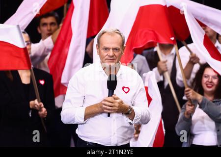 Katowice, Polonia. 12 ottobre 2023. Donald Tusk, leader dell'alleanza di opposizione della piattaforma Civica (po), parla durante la convention elettorale a Katowice, in Polonia, il 12 ottobre 2023. Le elezioni parlamentari di quest'anno si terranno in Polonia il 15 ottobre. (Immagine di credito: © Beata Zawrzel/ZUMA Press Wire) SOLO USO EDITORIALE! Non per USO commerciale! Foto Stock