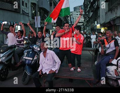 Mumbai, India. 14 ottobre 2023. I tifosi sono visti guardare e tifare la squadra di cricket indiana su uno schermo LED (non in foto) tra India e Pakistan durante la Coppa del mondo di cricket a Mumbai. La partita è stata giocata oggi tra gli arculisti rivali India e Pakistan allo stadio Narendra modi di Ahmedabad, dove l'India ha battuto il Pakistan per sette wicket. (Foto di Ashish Vaishnav/SOPA Images/Sipa USA) credito: SIPA USA/Alamy Live News Foto Stock