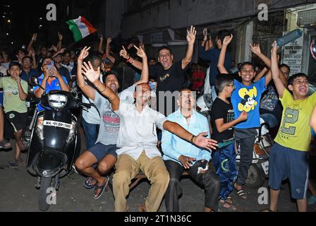 Mumbai, India. 14 ottobre 2023. I tifosi reagiscono guardando la partita di cricket su uno schermo LED (non in figura) dopo che l'India ha battuto i rivali del Pakistan durante la Coppa del mondo di cricket a Mumbai. La partita è stata giocata oggi tra gli arculisti rivali India e Pakistan allo stadio Narendra modi di Ahmedabad, dove l'India ha battuto il Pakistan per sette wicket. (Foto di Ashish Vaishnav/SOPA Images/Sipa USA) credito: SIPA USA/Alamy Live News Foto Stock