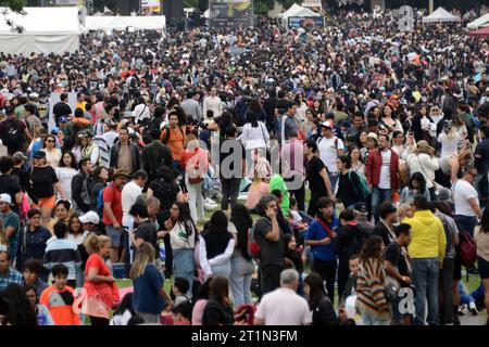 Città del Messico, Messico. 14 ottobre 2023. Persone frequentano la National Autonomous University of Mexico (UNAM) per assistere all'eclissi solare anulare. Il 14 ottobre 2023 a città del Messico, Messico. (Immagine di credito: © Carlos Tischler/eyepix via ZUMA Press Wire) SOLO USO EDITORIALE! Non per USO commerciale! Crediti: ZUMA Press, Inc./Alamy Live News Foto Stock