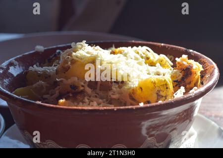 Gratin di patate con formaggio e parmigiano in una ciotola di argilla, Berovo, Macedonia Foto Stock