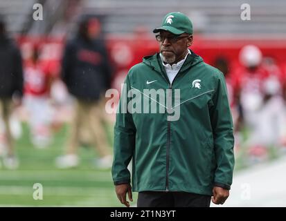 Piscataway, New Jersey, USA. 14 ottobre 2023. Il capo-allenatore ad interim Harlon Barnett assiste al riscaldamento prima della partita di football NCAA tra i Michigan State Spartans e i Rutgers Scarlet Knights allo SHI Stadium di Piscataway, NJ Mike Langish/CSM/Alamy Live News Foto Stock