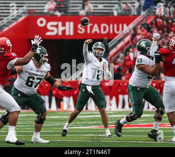 Piscataway, New Jersey, USA. 14 ottobre 2023. Il quarterback dei Michigan State Spartans Katin Houser (12) passa dalla tasca durante la partita di football NCAA tra i Michigan State Spartans e i Rutgers Scarlet Knights allo SHI Stadium di Piscataway, NJ. Mike Langish/CSM/Alamy Live News Foto Stock