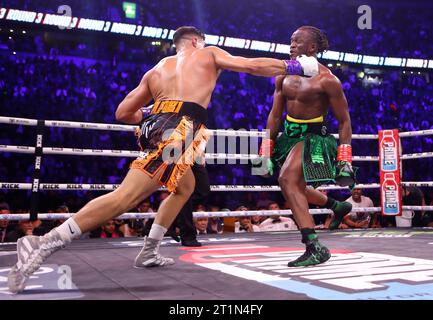 Tommy Fury (a sinistra) e KSI in azione durante il loro incontro durante l'evento MF e DAZN: X Series all'AO Arena di Manchester. Data immagine: Sabato 14 ottobre 2023. Foto Stock