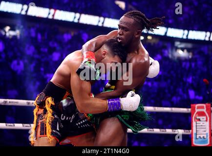 Tommy Fury (a sinistra) e KSI in azione durante il loro incontro durante l'evento MF e DAZN: X Series all'AO Arena di Manchester. Data immagine: Sabato 14 ottobre 2023. Foto Stock