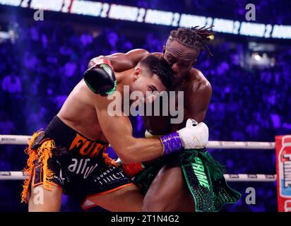 Tommy Fury (a sinistra) e KSI in azione durante il loro incontro durante l'evento MF e DAZN: X Series all'AO Arena di Manchester. Data immagine: Sabato 14 ottobre 2023. Foto Stock