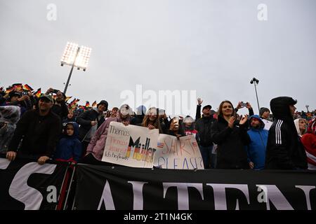 East Hartford, Stati Uniti. 14 ottobre 2023. Calcio: Internazionale, USA - Germania, Pratt & Whitney Stadium presso il Rentschler Field. I tifosi tedeschi celebrano la vittoria. Credito: Federico Gambarini/dpa/Alamy Live News Foto Stock