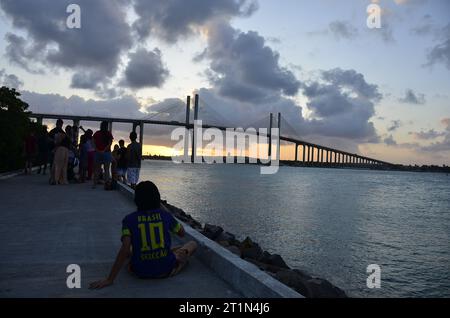 14 ottobre 2023, Natal, Rio grande do Norte, Brasile: Natal (RN), 10/14/2023 - ECLIPSE/nata/RN - Potiguares si riuniscono in punti strategici ovunque per osservare la Clipse solare anulare. La capitale del Rio grande do Norte era una delle principali città del paese per osservare il fenomeno dell'eclissi solare anulare, iniziata intorno alle 15:25 e durata 17:27, ora di Brasilia. Di conseguenza, la vendita di filtri per saldatori n. 10-14 non era più disponibile per la vendita di materiali da costruzione in Natal-RN. (Foto: JosÃƒ © Aldenir/Thenews2/Zumapress) (immagine di credito: © Jose Aldenir/TheNEWS2 via ZUMA Pres Foto Stock