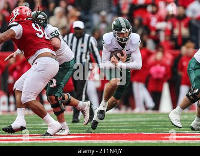 Piscataway, New Jersey, USA. 14 ottobre 2023. Il quarterback dei Michigan State Spartans Katin Houser (12) corre dalla tasca durante la partita di football NCAA tra i Michigan State Spartans e i Rutgers Scarlet Knights allo SHI Stadium di Piscataway, New Jersey Mike Langish/CSM/Alamy Live News Foto Stock