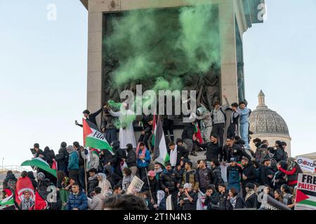 Centro di Londra, Regno Unito. 14 ottobre 2023. Decine di migliaia di palestinesi britannici e molti altri che si oppongono all'imminente guerra terrestre che minaccia Gaza. La marcia fu pacifica con solo diversi arresti. Crediti: Natasha Quarmby/Alamy Live News Foto Stock