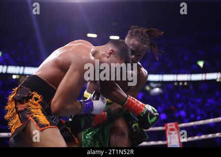 Tommy Fury (a sinistra) e KSI in azione durante il loro incontro durante l'evento MF e DAZN: X Series all'AO Arena di Manchester. Data immagine: Sabato 14 ottobre 2023. Foto Stock