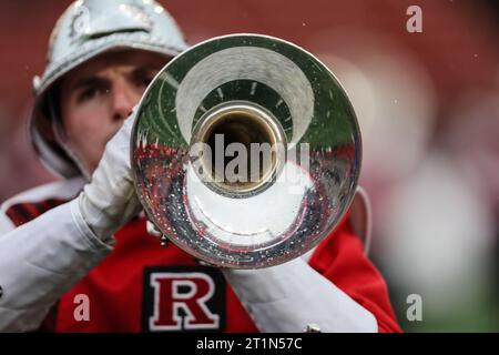 Piscataway, New Jersey, USA. 14 ottobre 2023. Un membro dei Rutgers Marching Knights gioca prima della partita di football NCAA tra i Michigan State Spartans e i Rutgers Scarlet Knights allo SHI Stadium di Piscataway, New Jersey Mike Langish/CSM/Alamy Live News Foto Stock